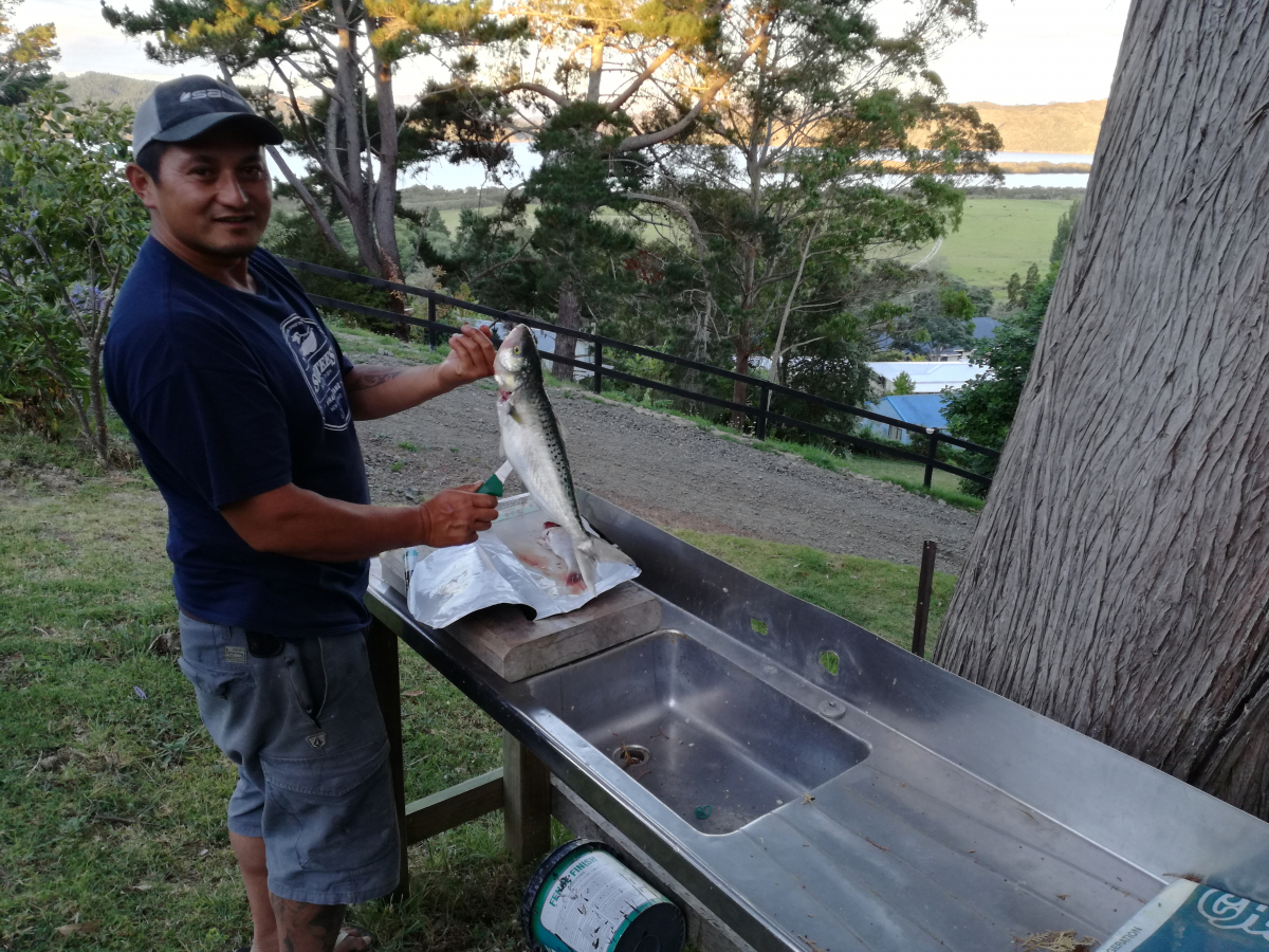 03_07-Rawene-Rui-bereitet-den-Fisch-vor