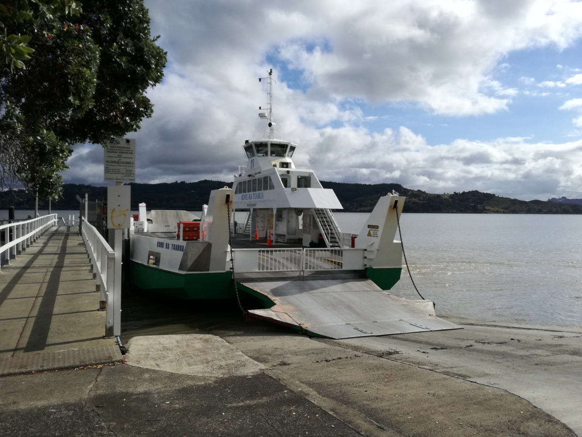 04_01-Faehre-ueber-den-Kokianga-Harbour