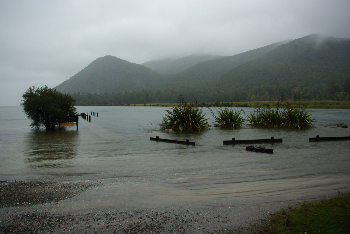 08 06-Lake-Rotoroa-Laeuft-ueber