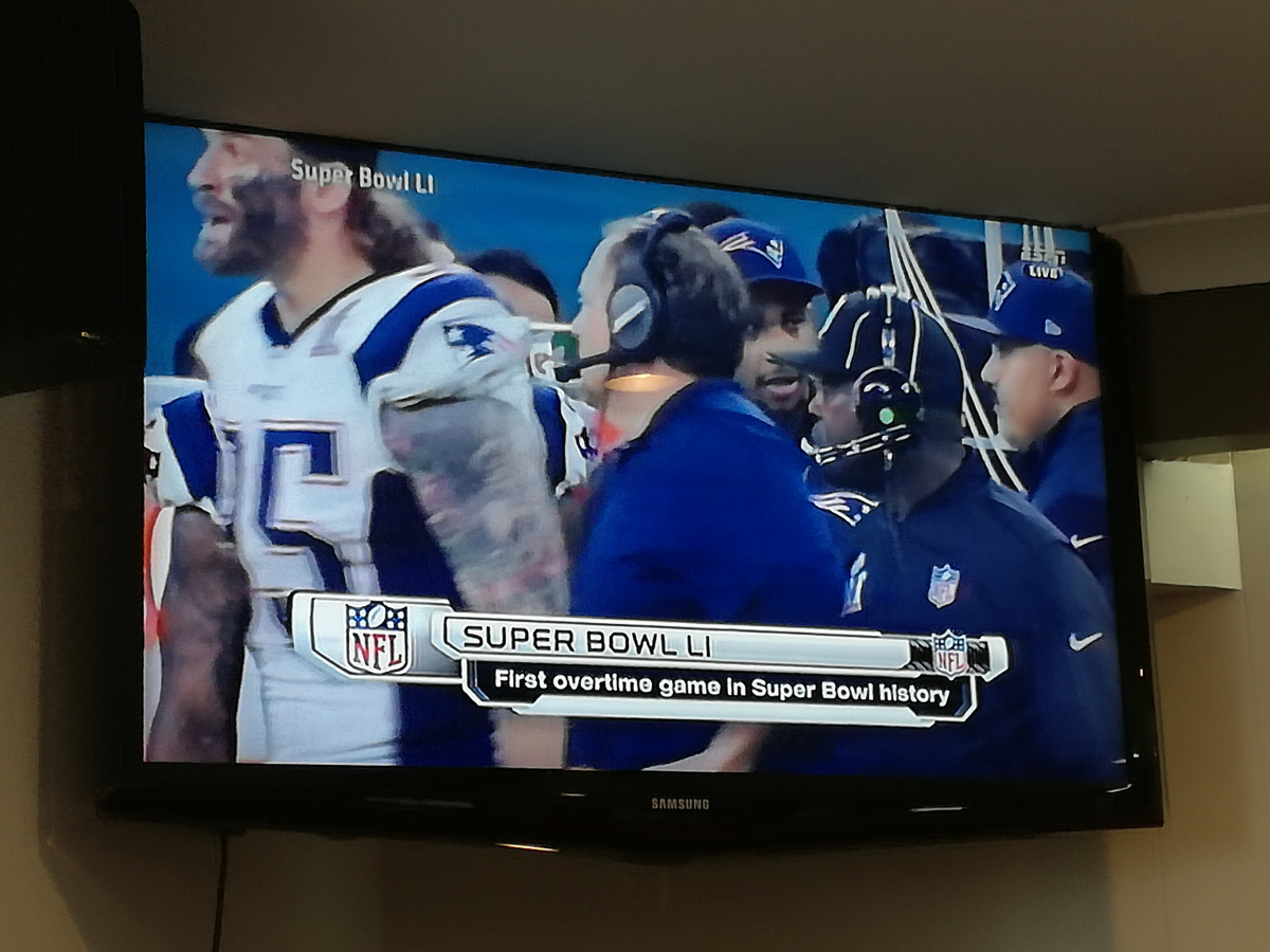 17_07-Picton-Super-Bowl-51-schauen