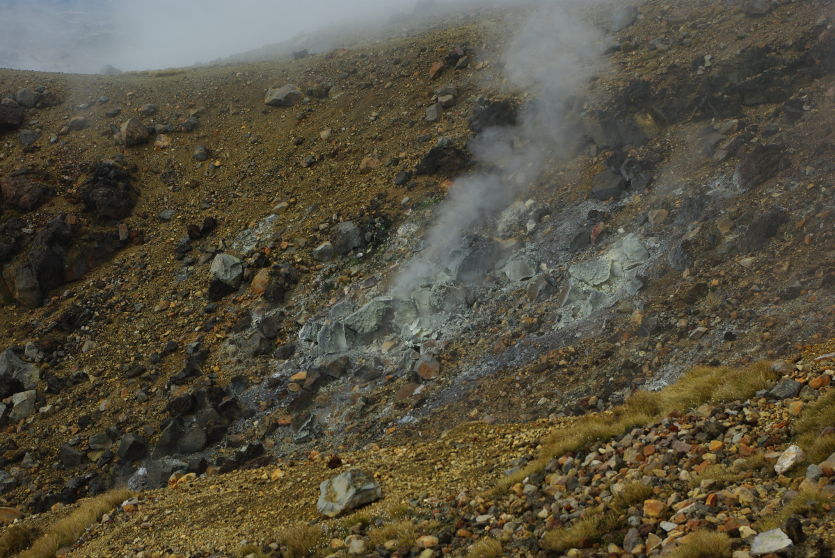 18 08-Schwefeldampf-Schlot