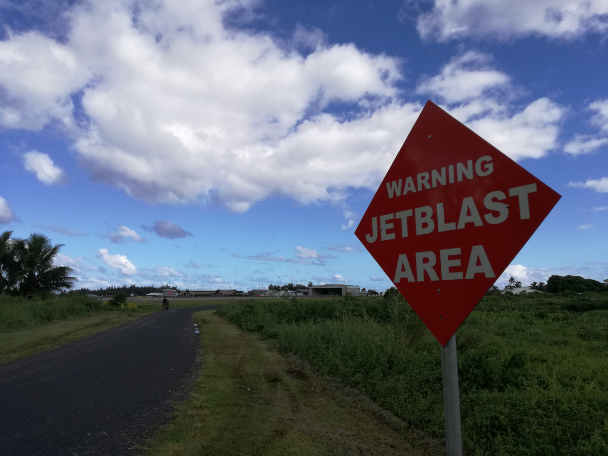 20_02-Jet-Blast-Area-Strasse-am-Ende-der-Startbahn