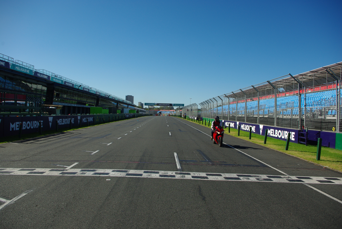 24 09-Formel-1-Albert-Park-03-Start-Zielgerade