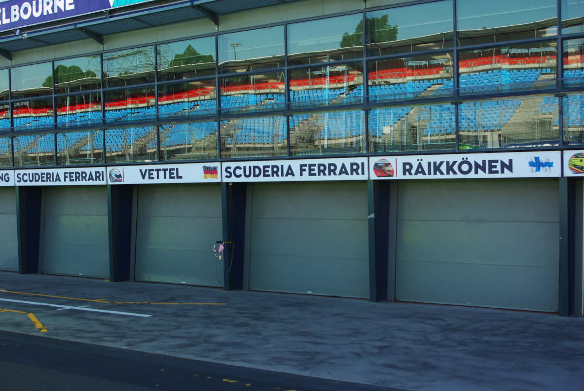 24 10-Formel-1-Albert-Park-04-Boxengasse