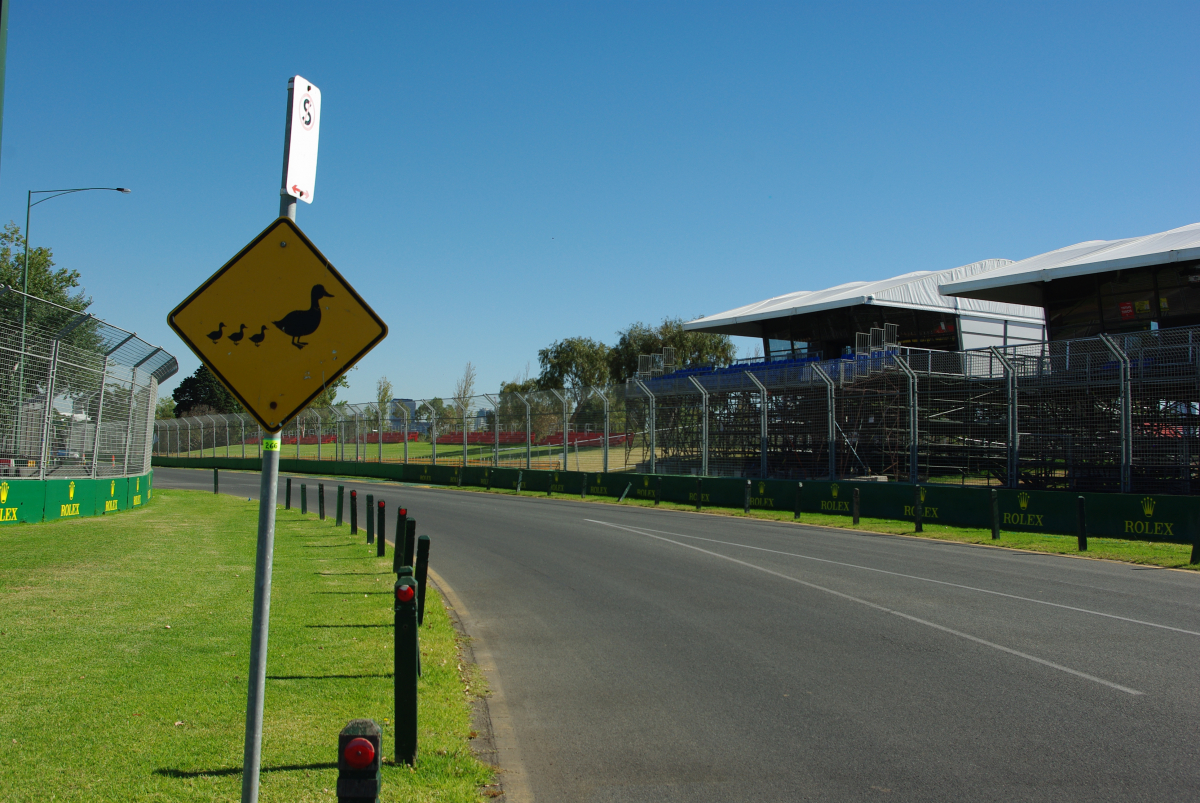 24 11-Formel-1-Albert-Park-05-Lahme-Enten