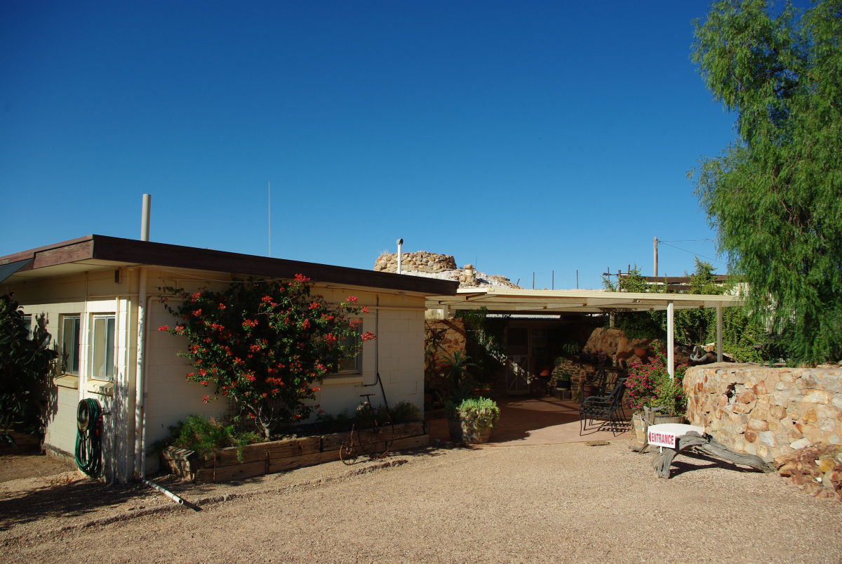 29 06-Eingang-zu-Fayes-Underground-House