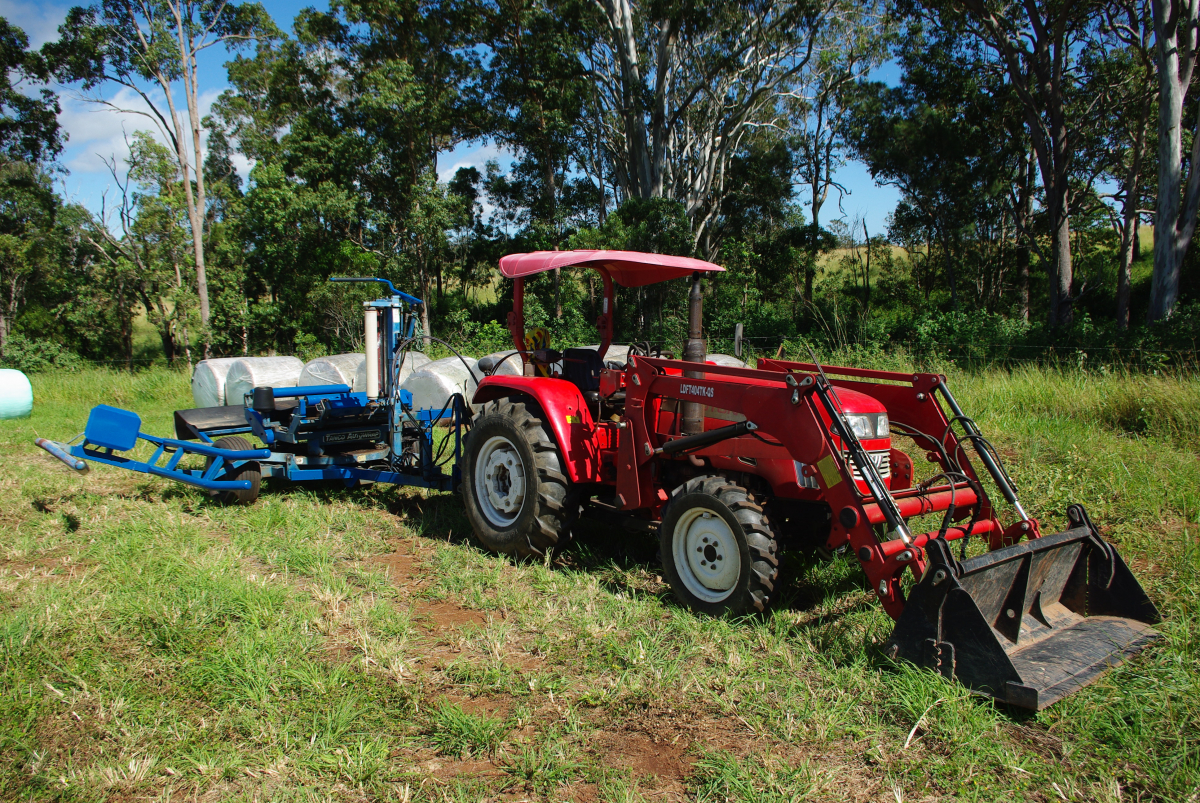 33_04-Foton-404-mit-Ballenwickler