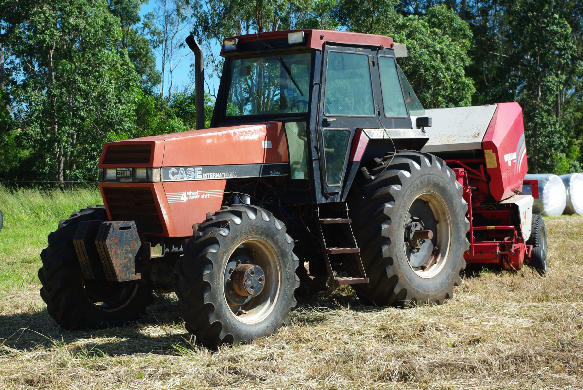 33 05-Case-2096-mit-Welger-Strohpresse