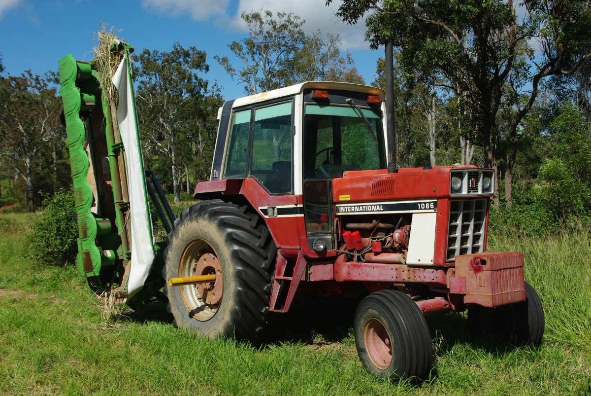 33 06-IHC-1086-mit-SaMASZ-Maehwerk