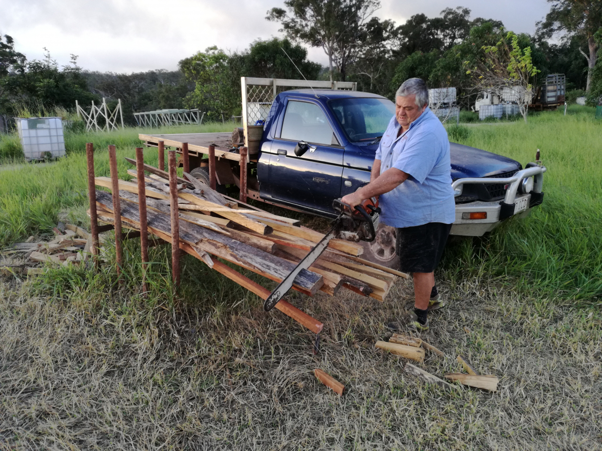 33_08-John-arbeitet-mit-Stihl