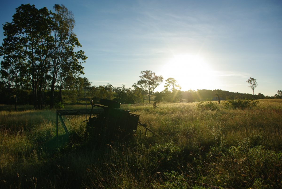 33 09-Alte-Technik-im-Abendlicht