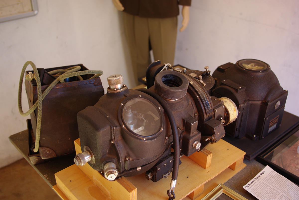 34 15-Das-Norden-Bombenzielgeraet-Charleville