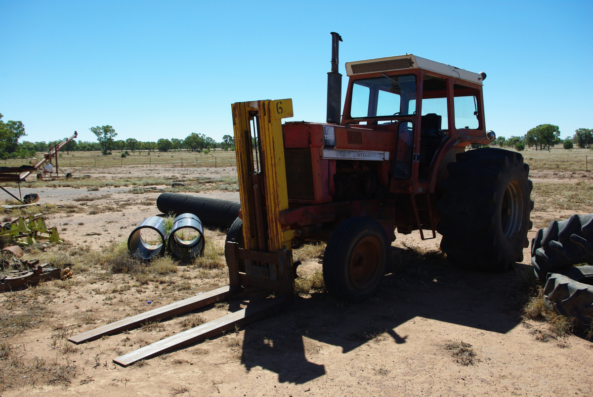 35 04-IHC-1566-mit-Gabelstapler-Anbau