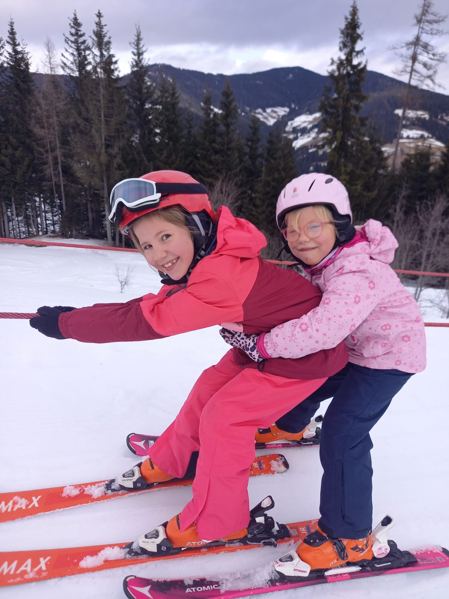 45 07 Schleppliftfahrerinnen